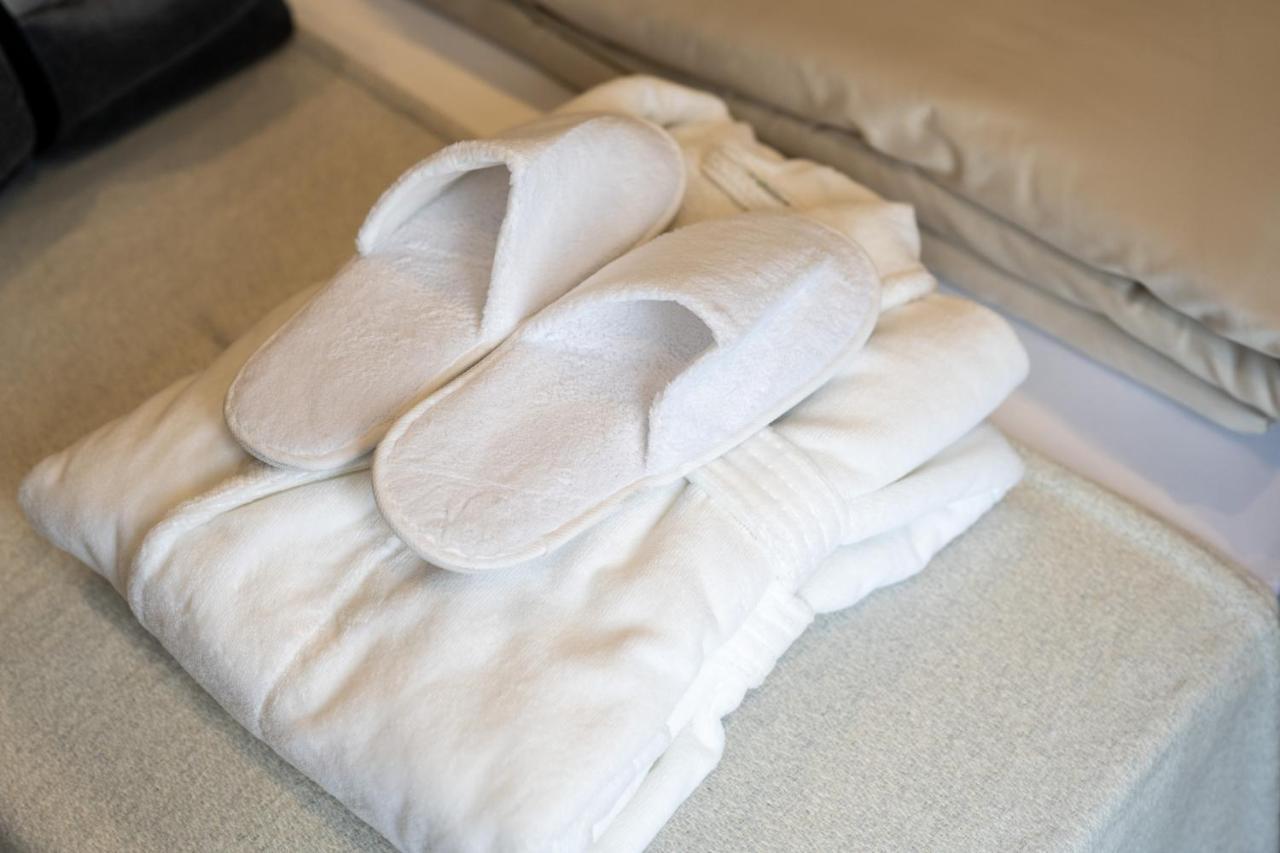 Zimmer mit Kingsize-Bett und Balkon
